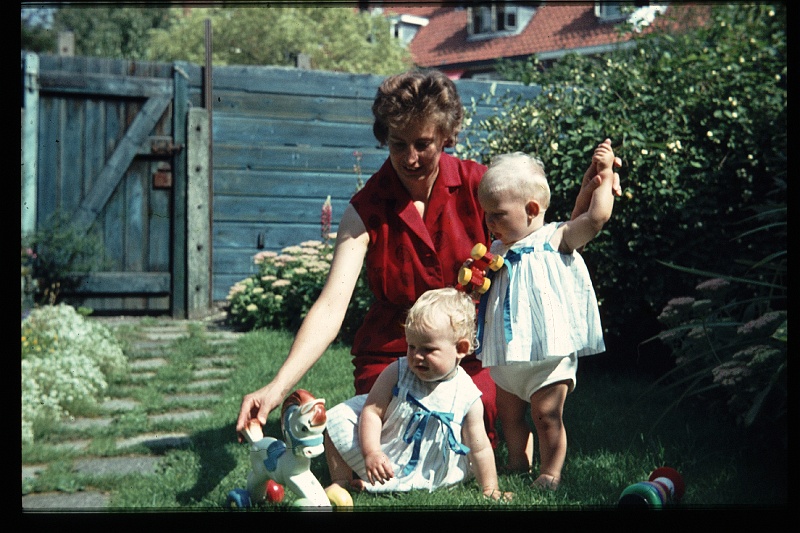 38.Delft aug 1964 Mama,Brigitte,Marion.JPG